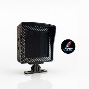 Può includere: Un display da corsa nero con finitura in fibra di carbonio e schermo nero. Il display è montato su una staffa nera e presenta il logo "HYPER RACING" in un cerchio.