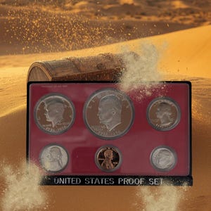 Könnte beinhalten: Ein United States Proof Set mit sechs Münzen, darunter ein Dollar, ein Half Dollar und ein Quarter mit den Jahreszahlen 1776-1976, ein Nickel, ein Penny und ein Dime, eingefasst in einen rechteckigen schwarzen Kunststoffhalter mit rotem Inlay.