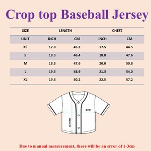 Puede incluir: Una camiseta de b&eacute;isbol corta blanca con ribetes negros, cierre de botones y una tabla de tallas. La tabla muestra medidas en pulgadas y cent&iacute;metros para las tallas XS a XL. El texto "Crop top Baseball Jersey" est&aacute; en la parte superior.