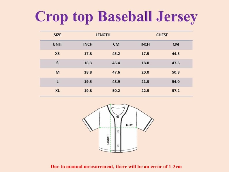 Puede incluir: Una camiseta de b&eacute;isbol corta blanca con ribetes negros, cierre de botones y una tabla de tallas. La tabla muestra medidas en pulgadas y cent&iacute;metros para las tallas XS a XL. El texto "Crop top Baseball Jersey" est&aacute; en la parte superior.