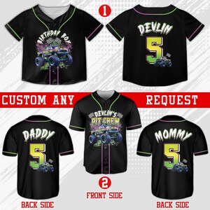 Puede incluir: Camisetas de b&eacute;isbol negras con ribetes verdes y rosas. Una camiseta tiene "BIRTHDAY BOY" y un gr&aacute;fico de monster truck. Otras camisetas dicen "DEVLIN", "DADDY" y "MOMMY" con el n&uacute;mero 5 y gr&aacute;ficos de monster truck. Tambi&eacute;n es visible el texto "CUSTOM ANY REQUEST".
