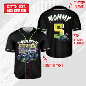 Puede incluir: Camiseta de b&eacute;isbol negra con ribetes verdes y rosas. La parte delantera presenta un gr&aacute;fico de monster truck y el texto "DEVLIN'S PIT CREW". La parte trasera muestra "MOMMY" encima del n&uacute;mero 5 y un gr&aacute;fico de monster truck. Personalizable con texto y n&uacute;meros.
