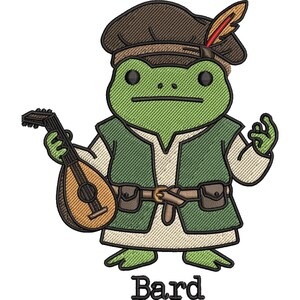 Könnte beinhalten: Gesticktes Design eines grünen Froschbarden mit braunem Hut mit Feder, grüner Weste und Laute. Das Wort "Bard" ist darunter gestickt.