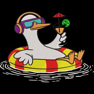 Könnte beinhalten: Gesticktes Design einer weißen Gans mit lila Kopfhörern und Brille, die sich in einem rot-gelb gestreiften aufblasbaren Ring entspannt. Die Gans hält einen Cocktail mit Limette und kleinem rotem Schirm vor schwarzem Hintergrund.