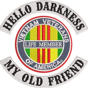 Könnte beinhalten: Gestickter Aufnäher mit dem Text "HELLO DARKNESS MY OLD FRIEND" in einem halbkreisförmigen Design. Die Mitte zeigt ein rundes Emblem mit dem Text "VIETNAM VETERANS OF AMERICA" und "LIFE MEMBER" mit roten, gelben und grünen Streifen.