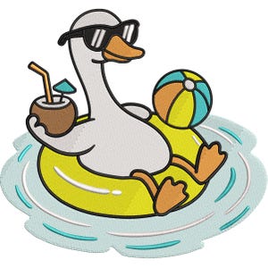 Può includere: Design ricamato di un'oca dei cartoni animati con occhiali da sole, che si rilassa su un anello gonfiabile giallo in acqua. L'oca tiene in mano una bevanda al cocco e ha una palla da spiaggia nelle vicinanze. Il design presenta colori arancione, giallo, bianco e blu.