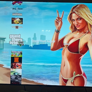 Op de afbeelding: Digitale illustratie van een vrouw in een rode bikini die een selfie maakt op een strand, met een reuzenrad en videogame-iconen op de achtergrond. Het scherm toont het spel "Grand Theft Auto V".