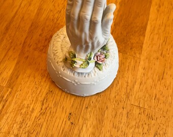 Praying hand musical figure
