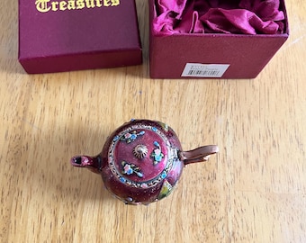 Treasures collectible tea pot vintage