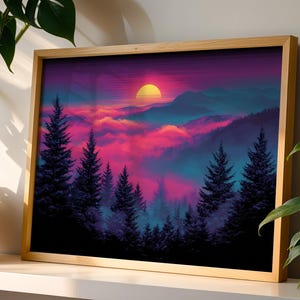 Könnte beinhalten: Ein gerahmter Kunstdruck, der einen Sonnenuntergang über einer Bergkette zeigt. Das Kunstwerk zeigt eine gelbe Sonne, rosa und lila Wolken und dunkelgrüne Kiefern. Der Rahmen ist aus hellem Holz gefertigt.