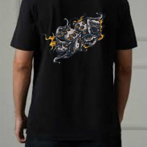 Puede incluir: Una camiseta negra de manga corta con un gráfico en la espalda de dos dados con forma de calavera, rodeados de llamas estilizadas en amarillo y naranja. Los dados están representados en tonos grises y blancos con contornos oscuros.
