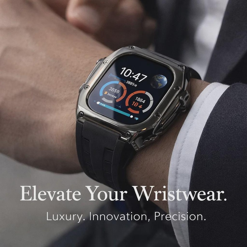 Peut inclure: Montre connect&eacute;e argent&eacute;e avec bracelet noir, port&eacute;e au poignet. L'&eacute;cran affiche l'heure, 10h47, et des donn&eacute;es d'activit&eacute;. Le texte "Elevate Your Wristwear. Luxury. Innovation, Precision." est visible en bas de l'image.