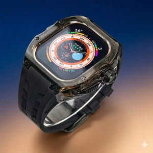 Peut inclure: Une montre intelligente noire avec un bo&icirc;tier argent&eacute; et un bracelet en caoutchouc noir. Le cadran affiche une boussole et d'autres donn&eacute;es. La montre a un &eacute;cran num&eacute;rique avec un fond noir et des graphiques color&eacute;s.