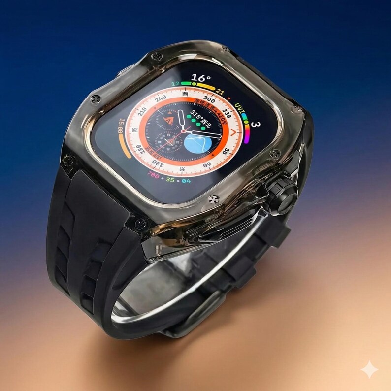 Peut inclure: Une montre intelligente noire avec un bo&icirc;tier argent&eacute; et un bracelet en caoutchouc noir. Le cadran affiche une boussole et d'autres donn&eacute;es. La montre a un &eacute;cran num&eacute;rique avec un fond noir et des graphiques color&eacute;s.