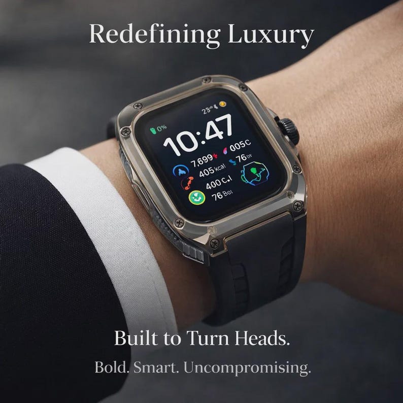 Peut inclure: Gros plan d'une montre connect&eacute;e avec un bracelet noir et un bo&icirc;tier m&eacute;tallique transparent. L'&eacute;cran affiche l'heure, 10h47, et des donn&eacute;es de sant&eacute;. Le texte "Redefining Luxury" et "Built to Turn Heads" est &eacute;galement visible.