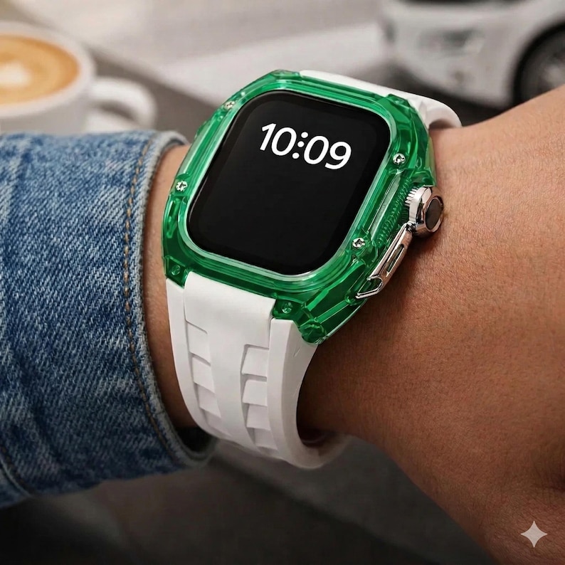Peut inclure: Une montre connect&eacute;e avec un bracelet blanc et un bo&icirc;tier vert transparent est port&eacute;e au poignet. L'&eacute;cran affiche l'heure : 10h09. La montre a un bouton argent&eacute; sur le c&ocirc;t&eacute;.