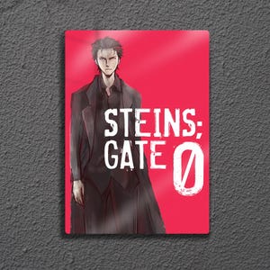 Puede incluir: Un póster rectangular con una ilustración de estilo anime sobre un fondo rojo. La obra muestra a una persona con un abrigo negro, con el texto blanco "STEINS;GATE 0". El póster está montado en una pared gris texturizada.