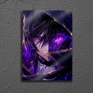 Könnte beinhalten: Anime-Artwork mit einem Charakter mit schwarzen Haaren und auffälligen violetten Augen. Das Bild ist vertikal geteilt, wobei eine Seite ein detailliertes Gesicht und die andere einen strukturierten, leuchtenden Effekt zeigt. Die Farbpalette wird von Lila- und Goldtönen dominiert.