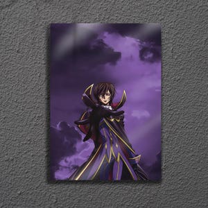 Op de afbeelding: Anime kunstafdruk met een personage in een paarse en gouden outfit, tegen een paarse, bewolkte lucht. Het personage heeft donker haar en draagt een zwarte handschoen. Het kunstwerk wordt weergegeven op een grijze, getextureerde ondergrond.