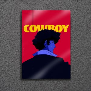 Puede incluir: Una impresión artística rectangular con una ilustración estilizada de un personaje de la serie de anime Cowboy Bebop. El personaje se representa de perfil sobre un fondo rojo, con la palabra "COWBOY" en letras amarillas.