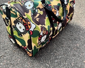 Bolsa de lona con estampado de camuflaje verde de BAPE x Hello Kitty