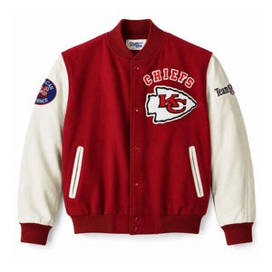 Pode incluir: Uma jaqueta varsity vermelha com mangas brancas, apresentando um emblema com o logotipo dos Chiefs no peito, uma etiqueta da marca Chalk Line no colarinho e emblemas bordados nas mangas. A jaqueta tem fecho de botões e dois bolsos.