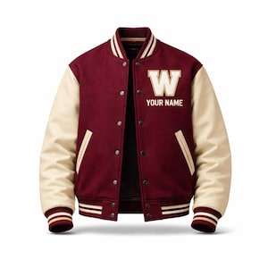 Könnte beinhalten: Burgunderrote und cremefarbene Collegejacke mit dem Buchstaben "W" und dem Text "YOUR NAME" auf der Brust. Die Jacke hat cremefarbene Ärmel, eine Knopfleiste und gestreifte Bündchen und Saum. Ein klassischer Stil.