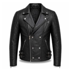 Puede incluir: Una chaqueta de cuero negro con frente de doble botonadura con broches de metal plateado, cierre de cremallera asimétrico, bolsillos con cremallera y acolchado acanalado en hombros y mangas superiores. Incluye dos hebillas laterales ajustables.