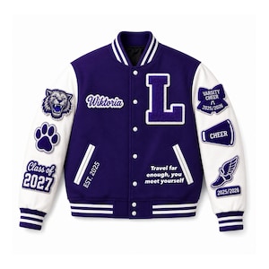 Puede incluir: Una chaqueta universitaria morada y blanca con el nombre "Wiktoria" y la letra "L" en la parte delantera. Los parches incluyen una huella de pata, un lobo y el texto "Class of 2027". La chaqueta también tiene el texto "Travel far enough, you meet yourself".