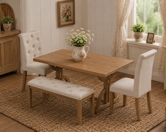Puede incluir: Un juego de comedor en miniatura que incluye una mesa rectangular de madera, dos sillas tapizadas con botones y un banco a juego. Una jarra de cerámica con flores blancas se encuentra sobre la mesa, todo sobre una alfombra tejida.