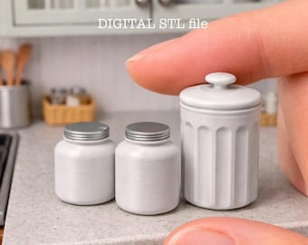 Puede incluir: Tres botes de cocina blancos en miniatura con tapas plateadas. Los botes son de diferentes tamaños y están colocados sobre una encimera. El bote más grande tiene ranuras verticales. El texto "DIGITAL STL file" es visible encima de los botes.