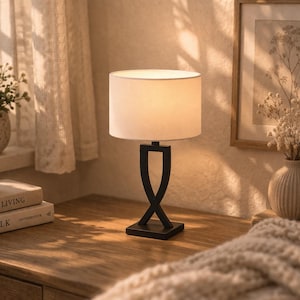 Op de afbeelding: Een set van drie keramische mokken met een gespikkelde, matte afwerking. De mokken zijn in de kleuren crème, lichtgrijs en donkergrijs. Elke mok heeft een eenvoudig, minimalistisch ontwerp en een afgeronde handgreep.