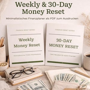 Könnte beinhalten: Zwei weiße Broschüren mit den Titeln "Weekly Money Reset" und "30-Day Money Reset" mit grünem Text. Das Bild enthält Bargeld, Münzen, eine Brille, ein Notizbuch und einen Taschenrechner. Das Etsy-Logo ist sichtbar.