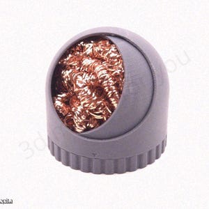 Peut inclure: Un nettoyant pour pointe de fer à souder gris avec un intérieur en treillis de cuivre. Le nettoyant a un dessus arrondi avec une ouverture en forme de croissant et une base cannelée. Le treillis de cuivre est visible à l'intérieur.