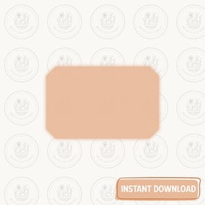 Könnte beinhalten: Eine weiße Keramik-Tasse mit schwarzem Henkel und dem Text "But First, Coffee" in fetter, schwarzer Schrift. Die Tasse steht vor einem verschwommenen Hintergrund, der eine gemütliche Umgebung suggeriert.