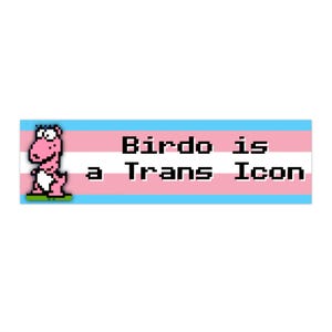 Può includere: Un adesivo rettangolare con sfondo a strisce rosa, bianco e azzurro, con un personaggio di dinosauro rosa pixelato a sinistra. Il testo "Birdo is a Trans Icon" è visualizzato in nero, carattere pixelato.