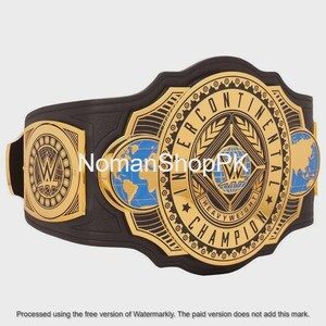 Puede incluir: Un cinturón negro y dorado del Campeonato Intercontinental. El cinturón presenta placas doradas con las palabras "Intercontinental Champion" y el logotipo de la WWE. Hay globos azules a ambos lados de la placa principal.