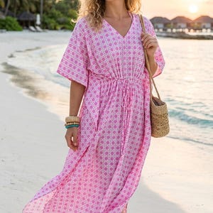 Vestido caftán rosa de algodón estampado a mano, pareo veraniego estilo bohemio para la playa, vestido largo ajustable con cordón, regalo para ella.