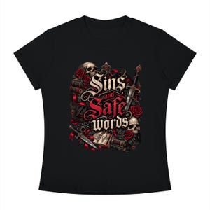 Può includere: Una t-shirt nera a maniche corte con una stampa grafica che riporta il testo Sins and Safe words. Il design include due teschi, rose rosse, due pugnali, libri impilati e un collare nero, disposti in una composizione dettagliata e decorata.