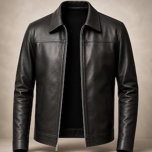 以下が含まれることがあります： 襟付き、フルジップ開閉の黒い革のジャケット。 ジャケットにはフロントポケットが2つと長袖が付いています。 クラシックなスタイルのジャケットです。