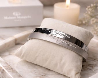 Pulsera MM6 – Brazalete de acero inoxidable grabado – Joyería minimalista de lujo – Plata – Unisex