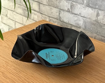Ciotola in vinile riciclato – Vassoio portaoggetti in vinile – Decorazione musicale vintage – Idea regalo originale