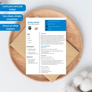 Może przedstawiać: CV dla Emily Smith, Junior Data Analyst, jest prezentowane na drewnianej powierzchni. CV zawiera umiejętności, certyfikaty, doświadczenie zawodowe i wykształcenie. Tekst na CV zawiera "Land your tech job today!" i "Use clean, simple templates."