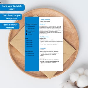 Może przedstawiać: Szablon CV z niebieskim paskiem bocznym i białą sekcją główną. CV zawiera sekcje dotyczące danych kontaktowych, umiejętności, certyfikatów, doświadczenia zawodowego i wykształcenia. Tekst "Land your tech job today!" znajduje się na górze.