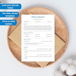 Może przedstawiać: Biały ceramiczny kubek z czarnym uchwytem i napisem "But First, Coffee" czarną, odręczną czcionką. Kubek stoi na białej powierzchni.
