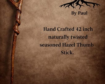Bastón de pulgar de avellano retorcido naturalmente, hecho a mano.