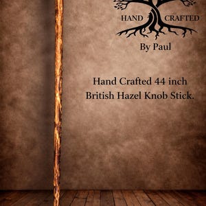 Pode incluir: Uma bengala de avelã britânica de 111,76 cm com um eixo de madeira escura e texturizada e um topo arredondado de cor clara. O texto diz: HAND CRAFTED By Paul, Hand Crafted 44 inch British Hazel Knob Stick. Um gráfico de árvore está visível.