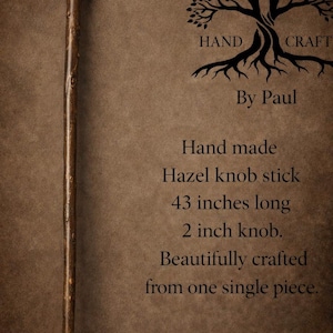 Pode incluir: Uma bengala de madeira de avelã castanha com um pomo arredondado de cor clara. A bengala tem 109,22 cm de comprimento com um pomo de 5,08 cm. O texto diz: HAND CRAFT By Paul, Hand made Hazel knob stick, 43 inches long, 2 inch knob.
