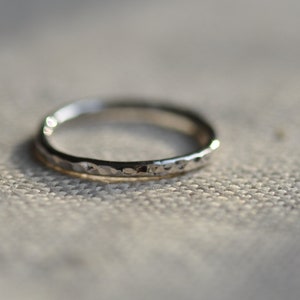Handgeschmiedeter, schmaler gehämmerter Stapelring aus Sterlingsilber