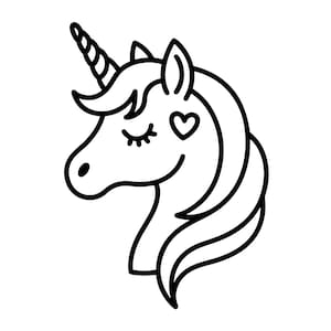 Può includere: Un disegno a tratto nero e bianco di una testa di unicorno. L'unicorno ha un corno a spirale, occhi chiusi, un cuore sulla guancia e una criniera fluente. L'immagine è semplice e in stile cartone animato.
